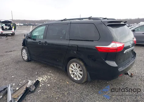 2015 Toyota Sienna Le 7 Passenger z USA, uszkodzony, nr VIN 5TDJK3DC7FS123403